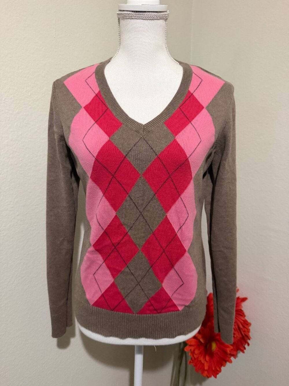 IZOD Pink Brown Argyle V-Neck Sweater Prepy Size Medium